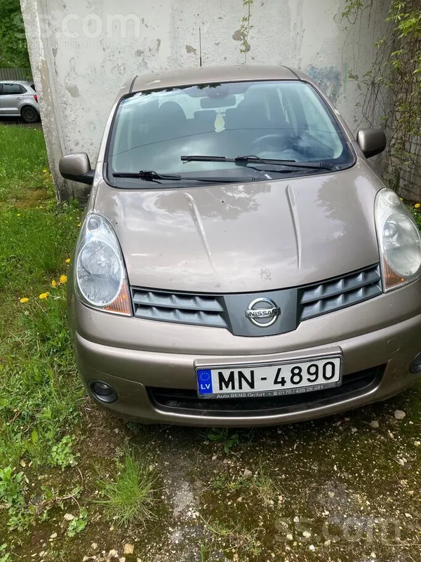 Nissan Продаю надёжный экономичный автомобиль. Средний ра