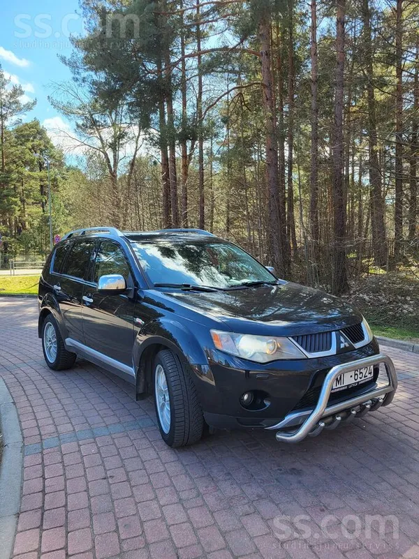 Mitsubishi Uzticams un praktisks apvidus auto. Pilnpiedziņa 4