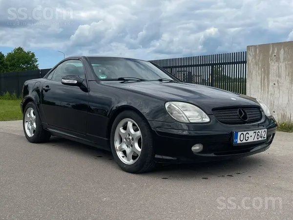 Mercedes Pardod labi uzturetu auto ar servisa gramatinu. pi