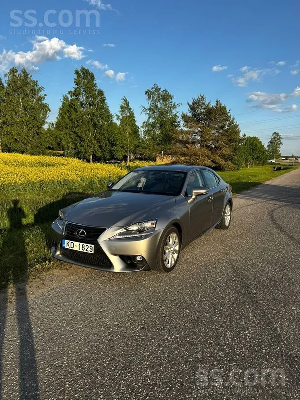 Lexus Pārdodu koptu Lexus Is300H ar uzticamu un ekonomis