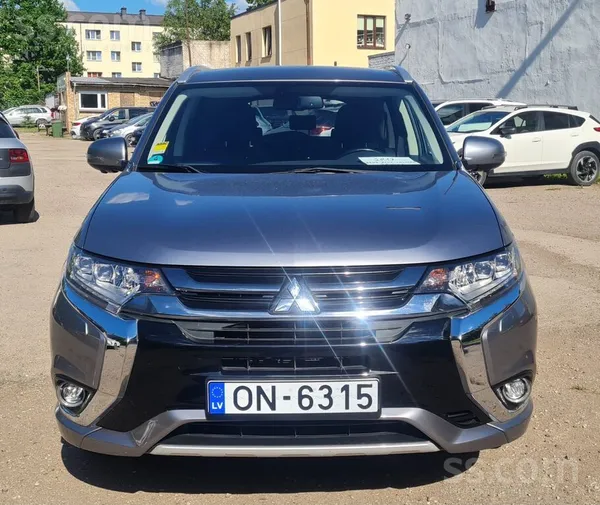 Mitsubishi Skaists auto tiko ievests. Mitsubishi Outlander Hy