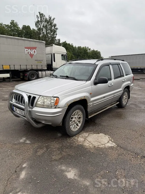 Jeep Pardodu džipu. Vizuāli redzams bilde. Motors, kārb