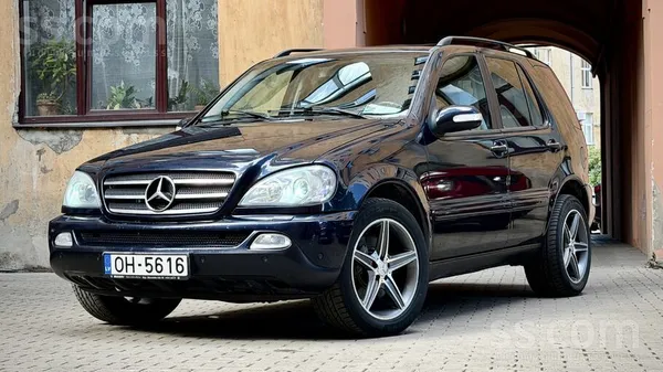 Mercedes Auto ar strādājošu kondicionieri un derīgu tehnisk