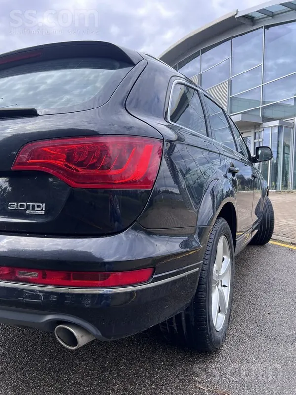 Audi Премиальный паркетник Audi Q7 первого поколения (в