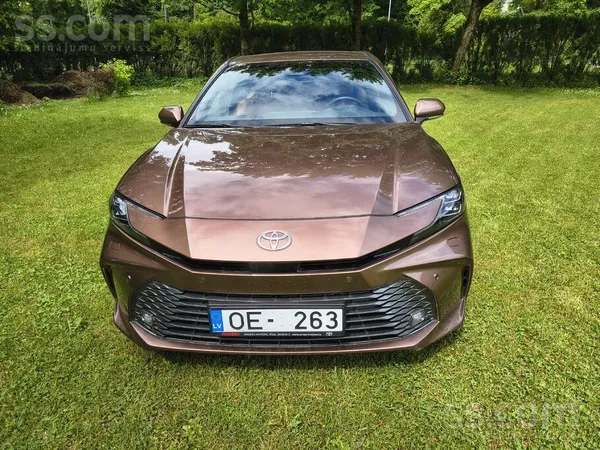 Toyota Pārdod Toyota Camry Sedan 2.5 Hybrid 230 (230 hp) 