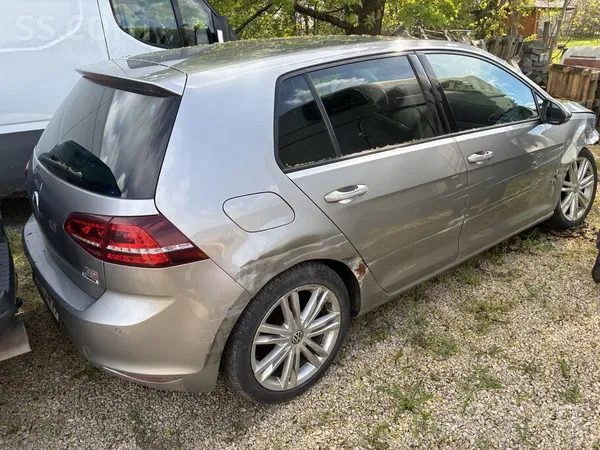 Volkswagen Automobīlis pēc sadursmes ar norobežojošo sienu