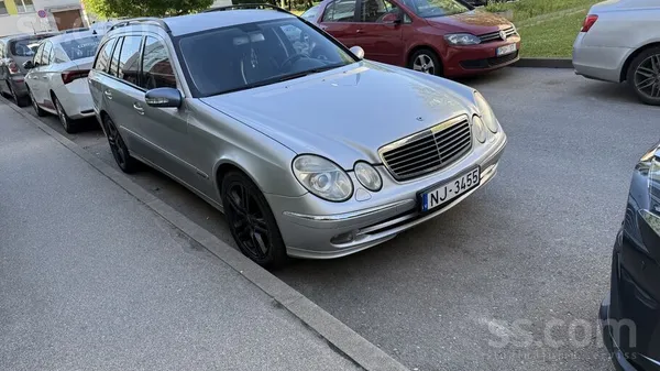 Mercedes Mersedess ar tikko uzpildītu kondicionieru, uzlikt