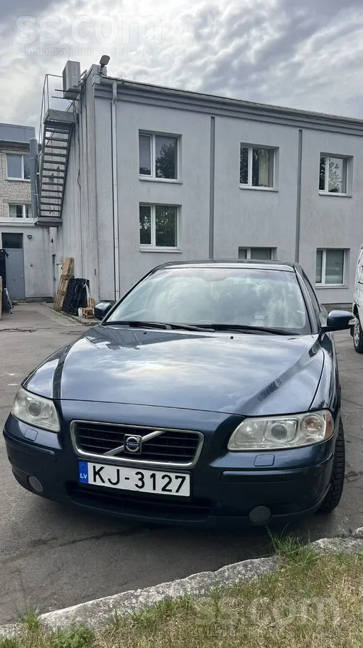 Volvo Vasaras un ziemas riepas komplektā.