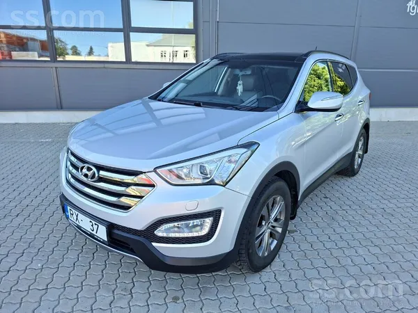 Hyundai Pilnpiedziņas un bagātīgi aprīkots apvidus auto. P