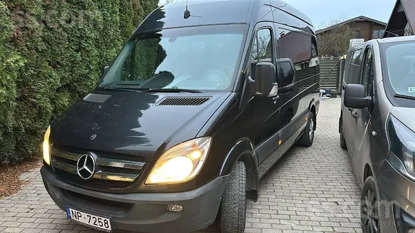 Mercedes Uzņēmums pārdod labu darba zirgu - Sprinter 215 To