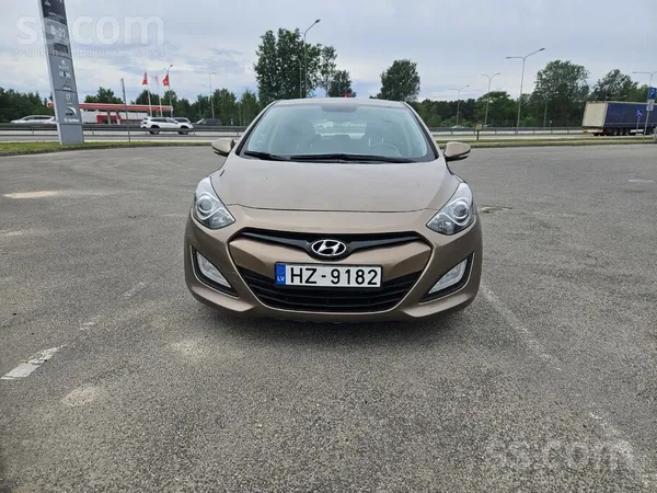 Hyundai Pārdodu ekonomisku un uzticamu otrās paaudzes Hyun