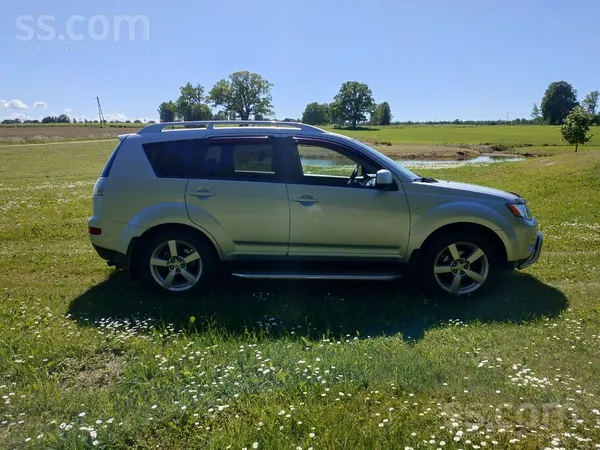Mitsubishi Jaudīgs pilnpiedziņas auto. Līdzekļi nav žēloti, a