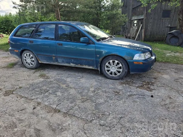 Pārdod volvo v40 rezerves daļām vai atjaunošanai. Motors rūc, ir braucams. B