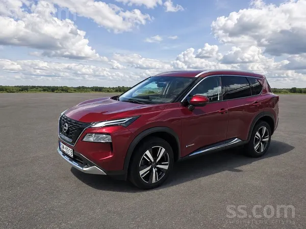 Nissan 2023 decembris Tekna+ziemas riepas uz diskiem(pēdē