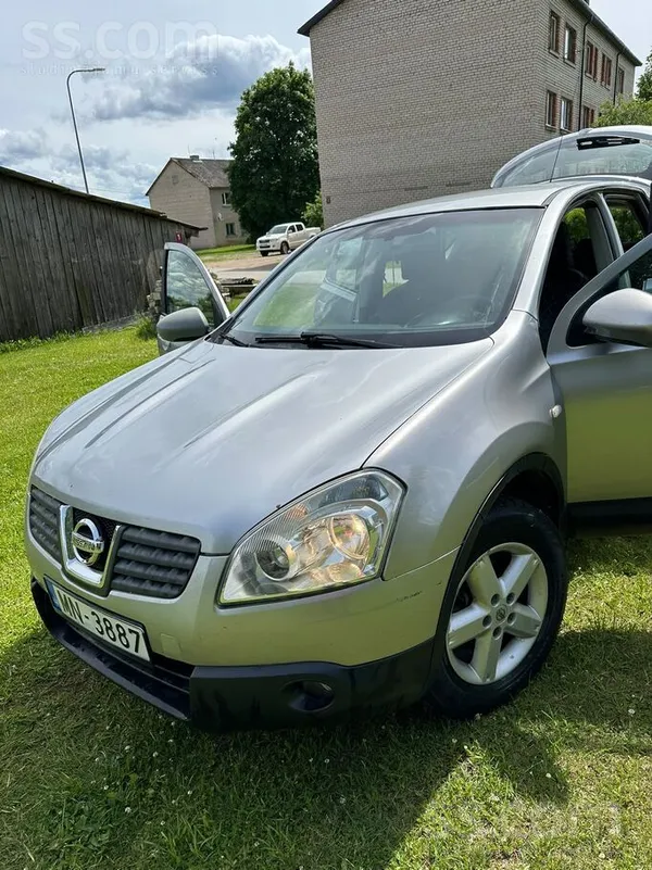 Nissan Pārdod auto, salons tīrs, nepiesmēķēts, šur tur ir