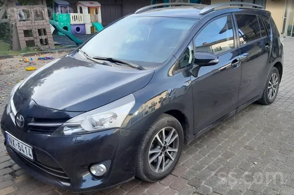 Toyota Auto ar dzinēja defektu.