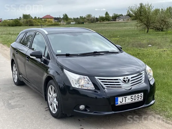 Toyota Plašs, ērts ģimenes auto. Ir trešā numurzīme un uz