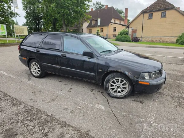 Pārdod volvo v40 1.9d 75kw. Braucu ikdienā, ir defekti. Jauna auto meklējumo