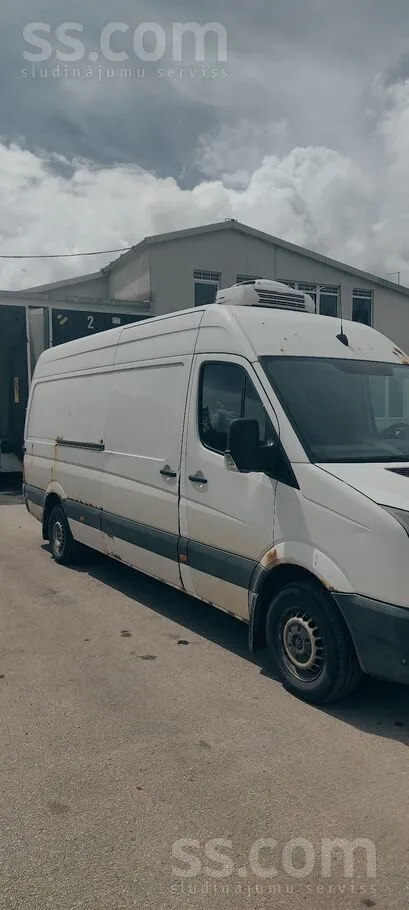 Volkswagen Uzņēmums pārdod Crafter busiņu