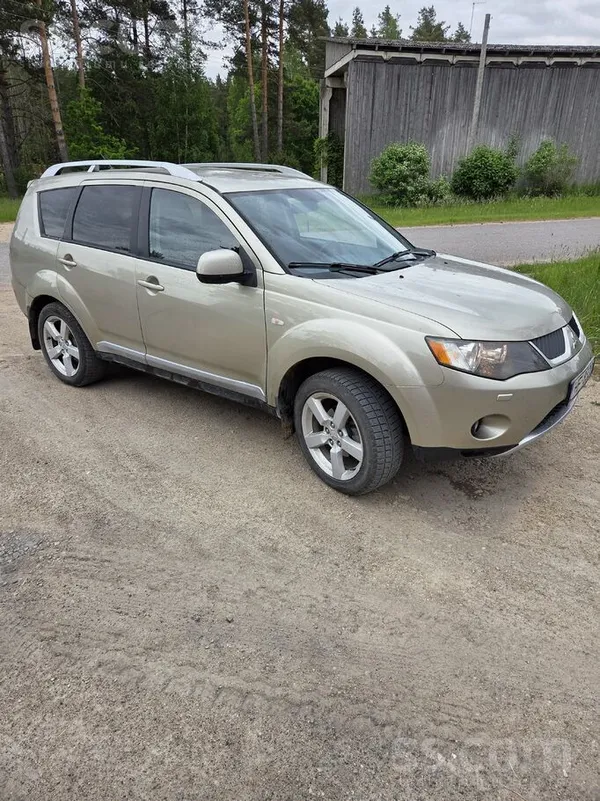 Mitsubishi Uzticams un ekonomisks pilnpiedziņas auto ar labo 