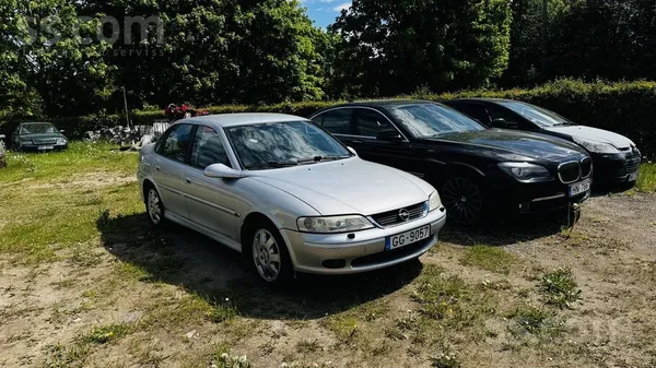 Ļoti jauka automašīna ar savam vecumam atbilstošiem defektiem.