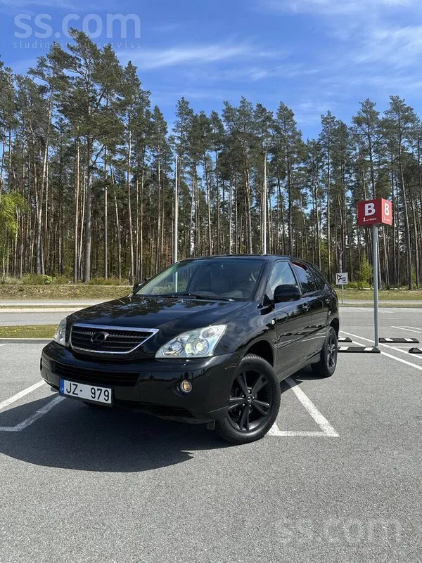 Lexus Uzticams un komfortabls apvidus auto ar bagātīgu k