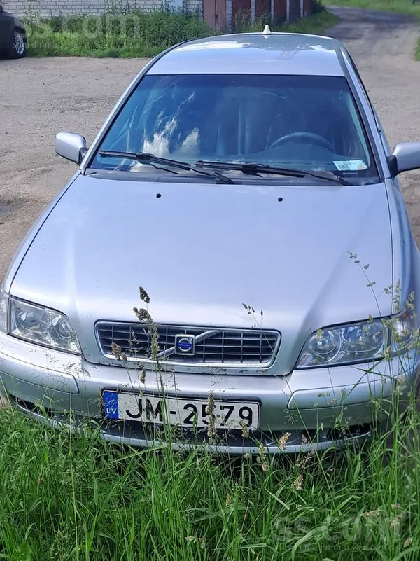 Pārdodu sarūsējušu v40, apskate līdz 1. jūlijam. Rūc, brauc, bremzē, tk tā v