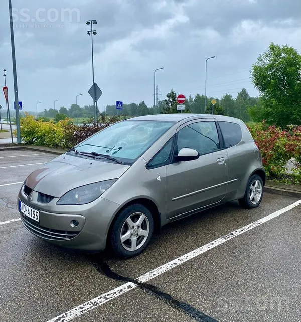 Mitsubishi Pārdodu ekonomisku, jaudīgu pilsētas auto kupeja. 