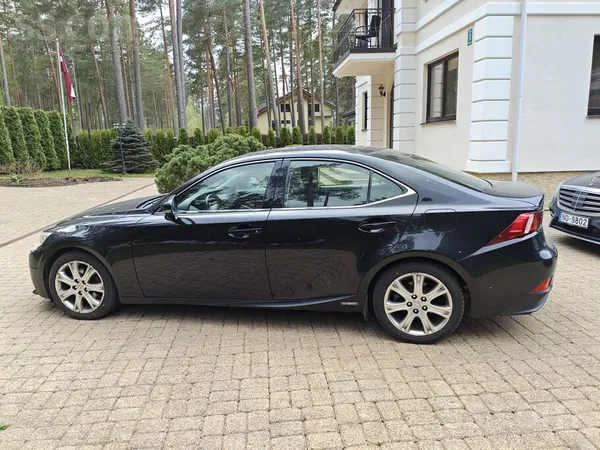 Lexus Pārdēvas auto labā tehniskā un vizuālā stāvoklī. 