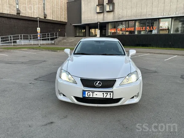 Lexus Pārdod uzticamu un komfortablu automašīnu, kas ir 
