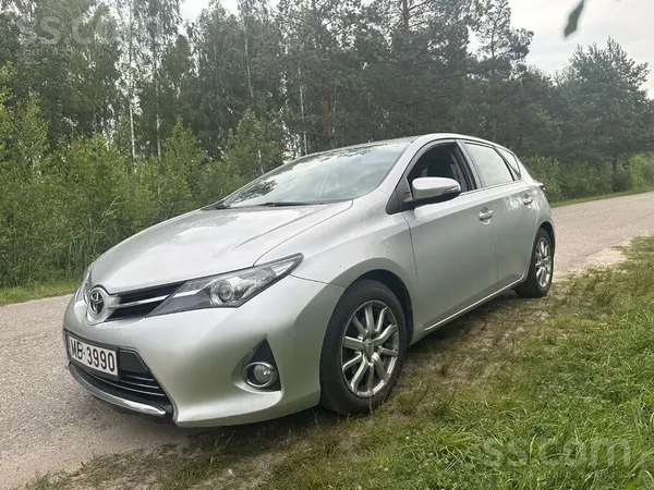 Продается надежный Auris не требует вложений .двое пар дисков литых зимняя и
