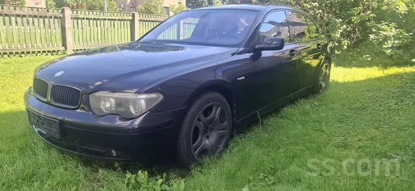 BMW Auto braucams, deg visa ziemassvētku eglīte. 
