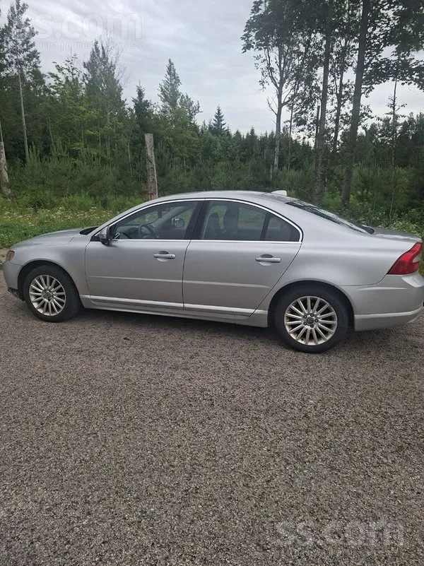 Volvo Pardodu ir vietam rusa, ta ka masina nau jauna
