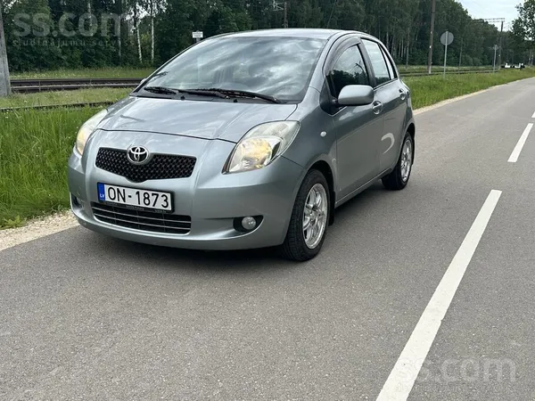 Toyota Tirgojās uzticams Toyota Yaris 1, 3 benzīna dzinēj