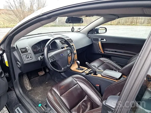 Volvo Ģimene pārdod savu kabrioletu ar cieto jumtu. Mašī