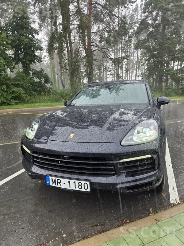 Porsche Sakara ar jauno auto iegadi tirgojas laba automaši