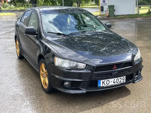 Mitsubishi Pārdod skaistu, labi aprīkotu Mitsubishi Lancer ar