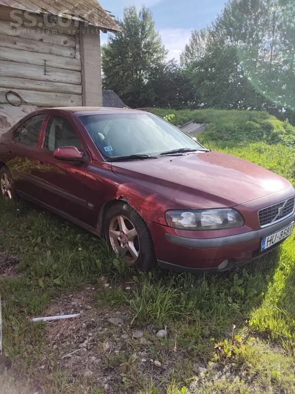 Volvo Pārdodu volvo s60 uz rezerves daļām. Bez tehniskās
