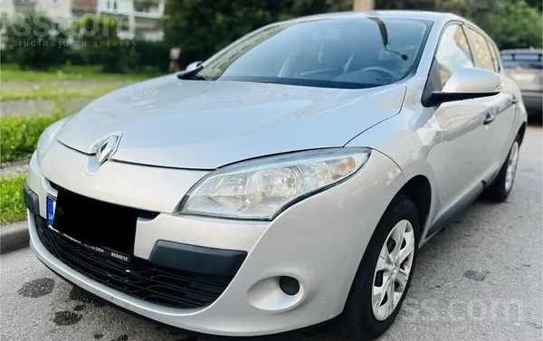 Renault Pārdodu labi koptu automašīnu. Uz viena sāna ir ne