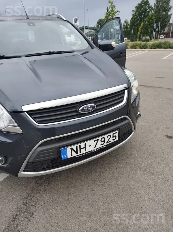 Ford Automašina normāla stāvoklī. Daļēja apstrāde apakš