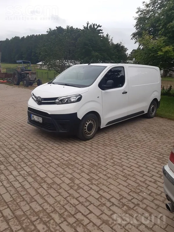 Toyota Pārdod saudzīgi lietotu kravas furgonu.