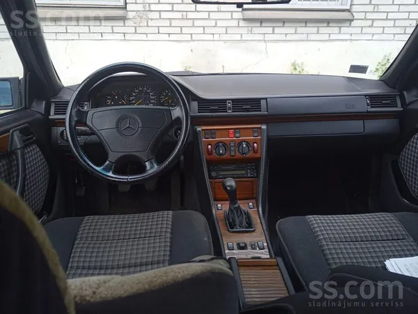 Mercedes Pārdodu Mercedes E220, 1993. g. , 370907km. 