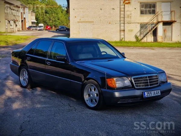 Mercedes Супер атосферный 300 Sel, правильного цвета как вн