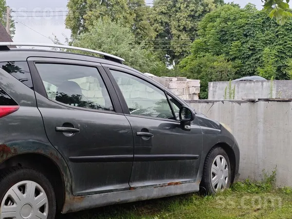 Pardodu auto bez apskates, mazliet rùsa un durvim un sparnam bukte. Bet ta v