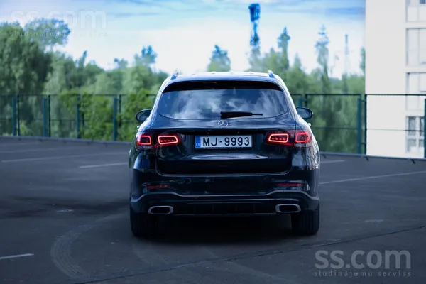 Mercedes Cena norādīta ar Pvn. Amg aprīkojums. Amg stūre, m