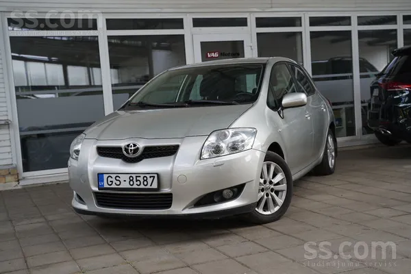 Toyota Pardodu Toyota Auris ar 1.6 benzīna dzinēju un meh
