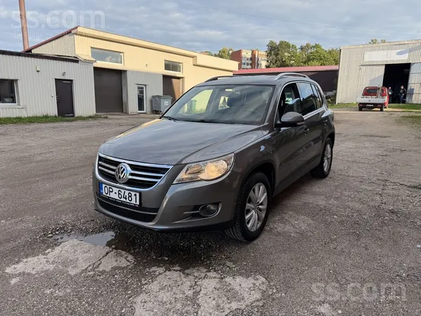 Volkswagen Tiguan - 1