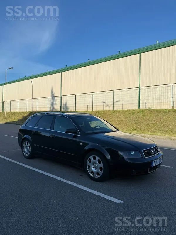 Audi Quattro , ziema nav aiz kalniem , mašīna tiek liet