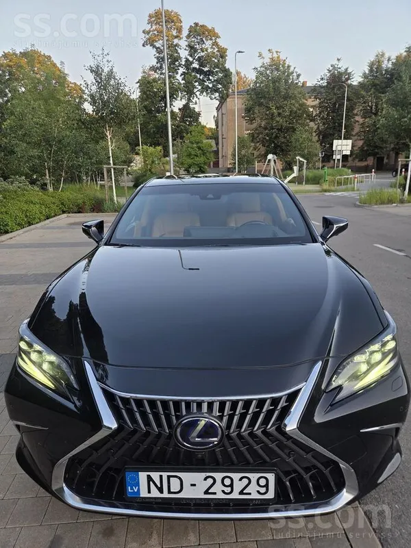 Lexus Lexus ES 300h Luxury 2.5l Hibrīds / Head-Up / Gara
