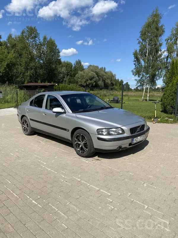 Pārdodu Volvo S60, 2001. g. , 2.4D dīzelis, 5 ātrumu mehāniskā ātrumkārba. 1